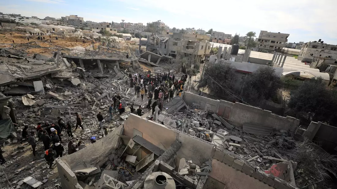 Rafah liegt in Trümmern. Die Hamas hält an ihrer Forderung nach einer permanenten Feuerpause fest, auf die Israel nicht eingehen will. - Bild: Yasser Qudih/XinHua/dpa