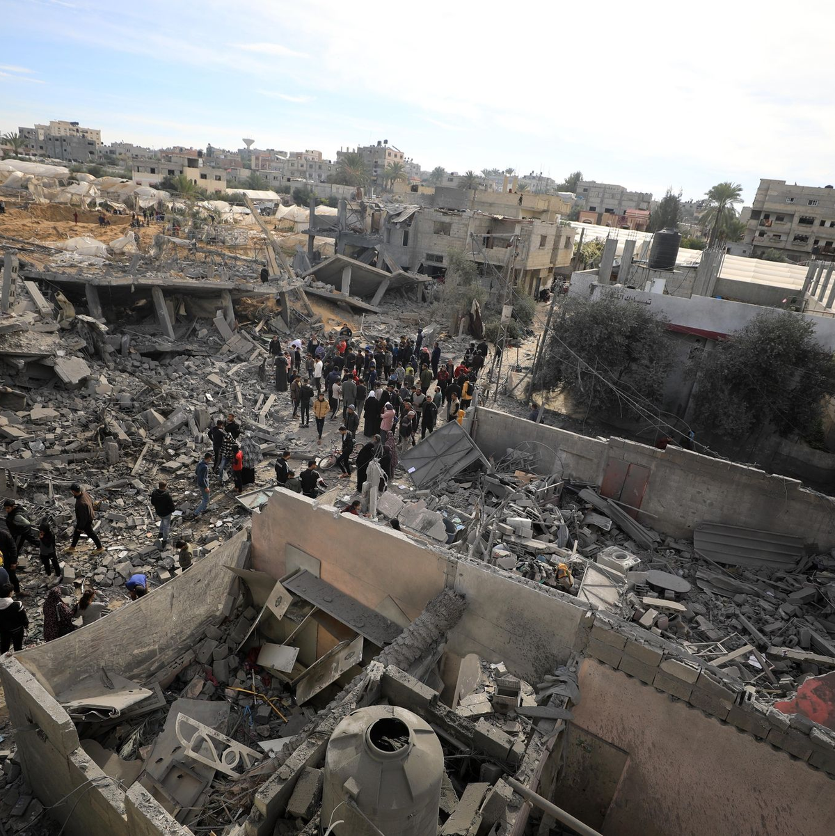 Rafah liegt in Trümmern. Die Hamas hält an ihrer Forderung nach einer permanenten Feuerpause fest, auf die Israel nicht eingehen will. - Foto: Yasser Qudih/XinHua/dpa