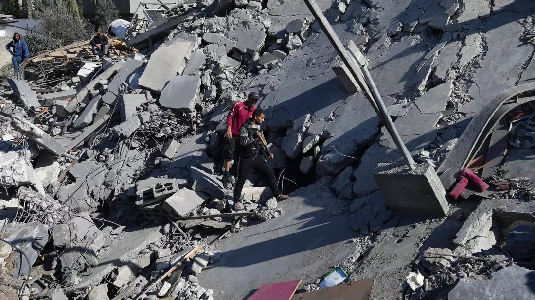 Palästinenser suchen nach einem israelischen Luftangriff im Flüchtlingslager Nusseirat nach Überlebenden. - Bild: Adel Hana/AP/dpa