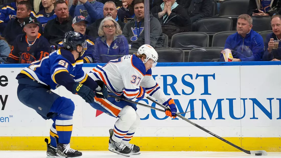 Warren Foegele (37) von den Edmonton Oilers beschützt den Puck gegen Matthew Kessel. - Bild: Scott Kane/AP/dpa