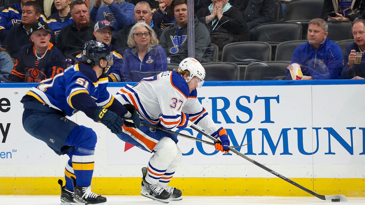 Warren Foegele (37) von den Edmonton Oilers beschützt den Puck gegen Matthew Kessel. - Foto: Scott Kane/AP/dpa