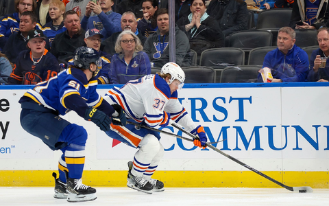 Warren Foegele (37) von den Edmonton Oilers beschützt den Puck gegen Matthew Kessel. - Foto: Scott Kane/AP/dpa
