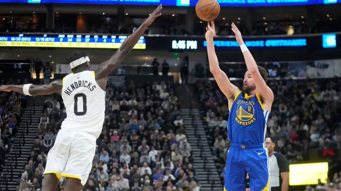 Klay Thompson (r) war mit einem persönlichen Saisonbestwert von 35 Punkten bester Werfer der Golden State Warriors. - Bild: Rick Bowmer/AP/dpa