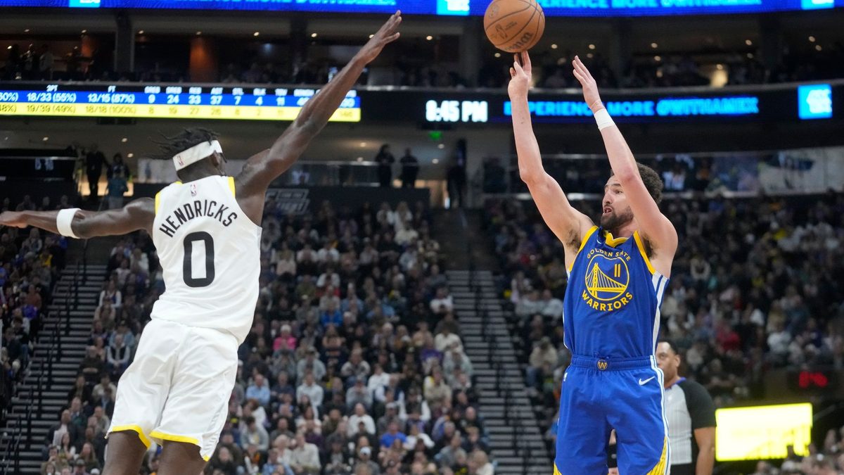 Klay Thompson (r) war mit einem persönlichen Saisonbestwert von 35 Punkten bester Werfer der Golden State Warriors. - Foto: Rick Bowmer/AP/dpa