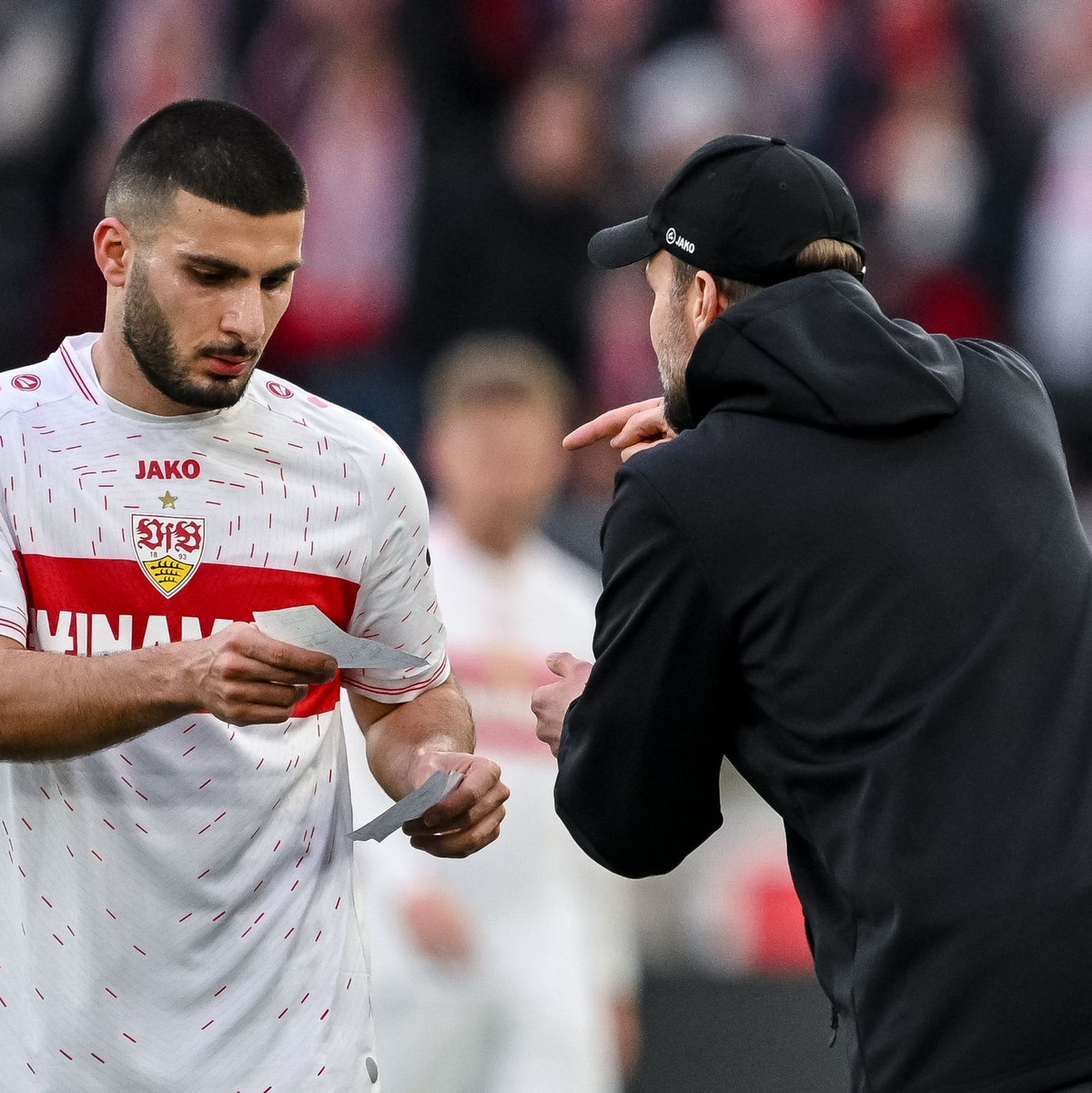 Stuttgarts Trainer Sebastian Hoeneß (r) schwärmt von Torjäger Deniz Undav (l). - Foto: Harry Langer/dpa