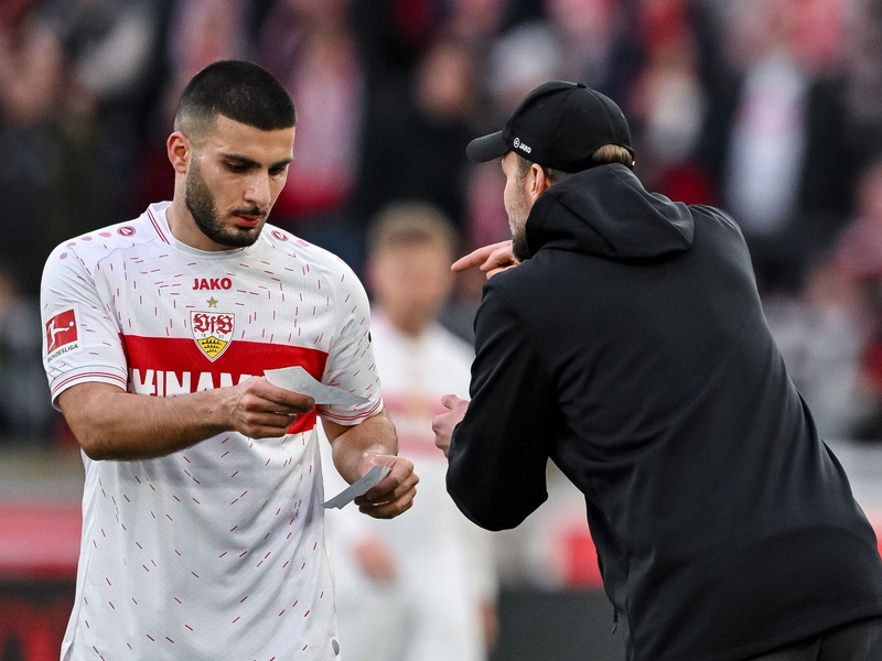 Stuttgarts Trainer Sebastian Hoeneß (r) schwärmt von Torjäger Deniz Undav (l). - Foto: Harry Langer/dpa