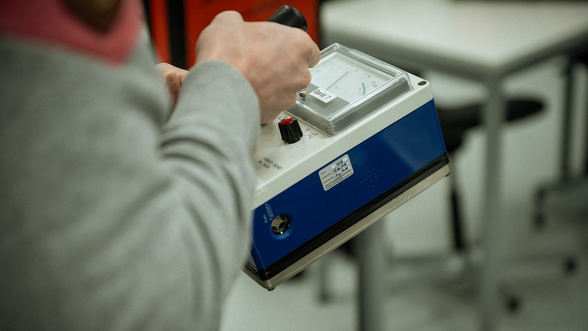 FW-SE: Gefahrgutzug Segeberg spendet Strahlungsmessgeräte an Schulen zur Förderung des naturwissenschaftlichen Unterrichts - Foto: presseportal.de