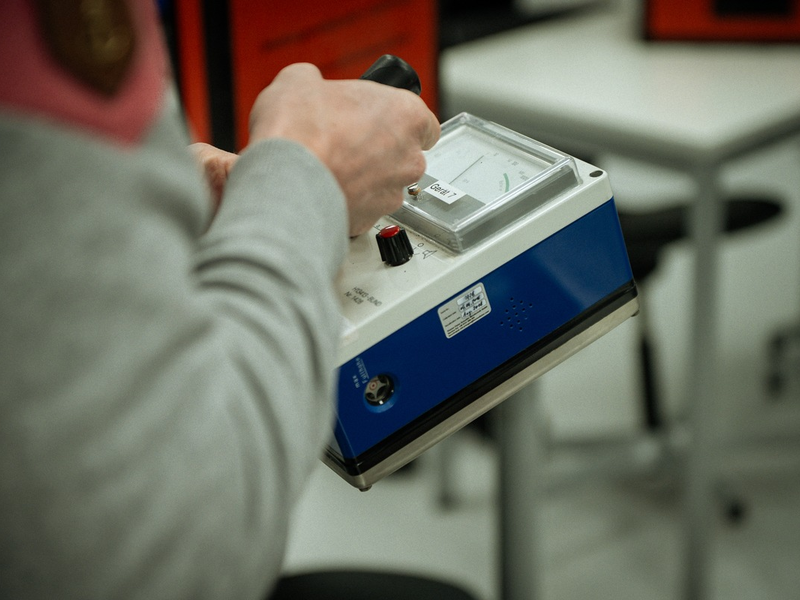 FW-SE: Gefahrgutzug Segeberg spendet Strahlungsmessgeräte an Schulen zur Förderung des naturwissenschaftlichen Unterrichts - Foto: presseportal.de