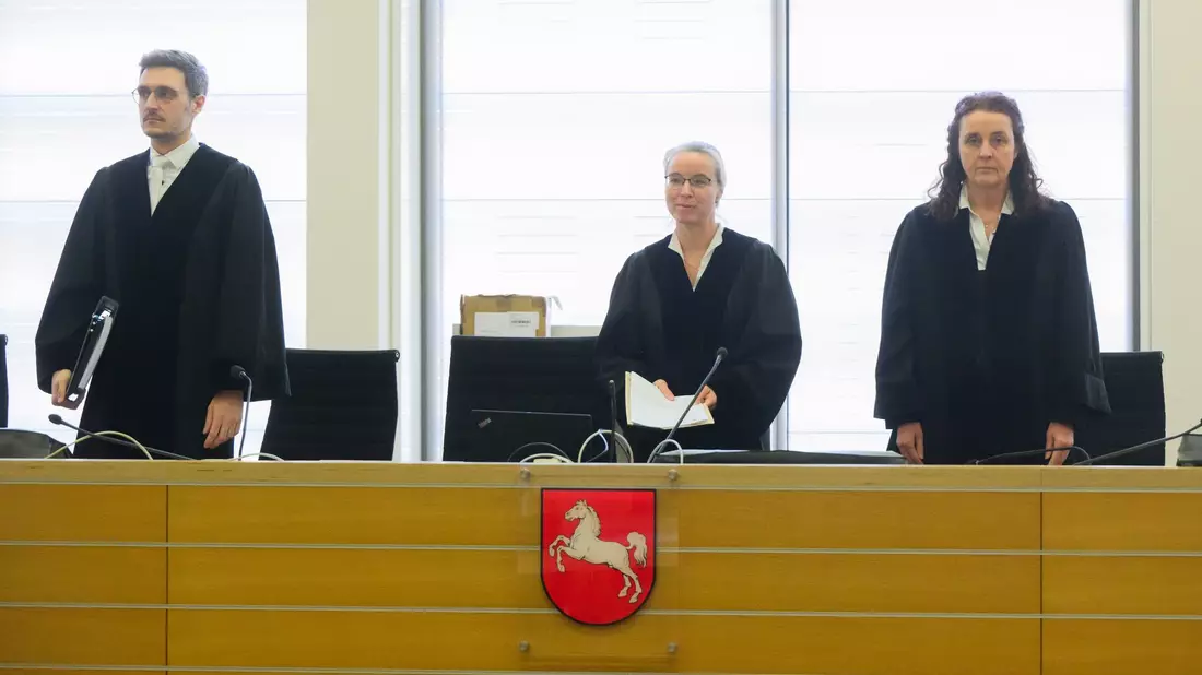 Die vorsitzende Richterin Uta Engemann (M.) mit den Richtern Timo Schmidt (l.) und Anke Hesse (r) zu Prozessbeginn im Gerichtssaal. - Bild: Julian Stratenschulte/dpa