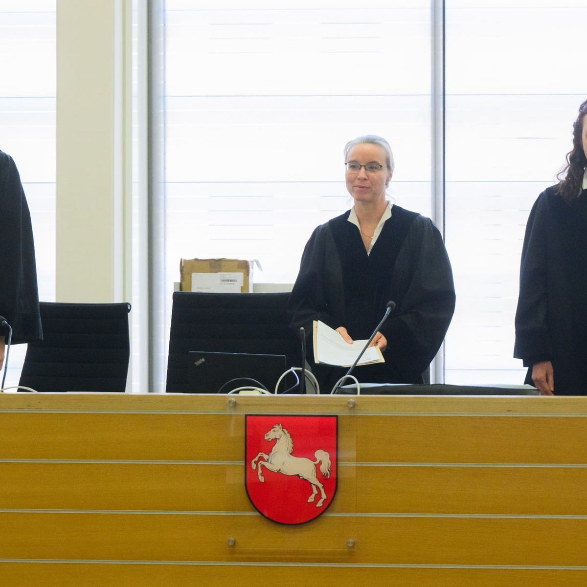 Die vorsitzende Richterin Uta Engemann (M.) mit den Richtern Timo Schmidt (l.) und Anke Hesse (r) zu Prozessbeginn im Gerichtssaal. - Foto: Julian Stratenschulte/dpa
