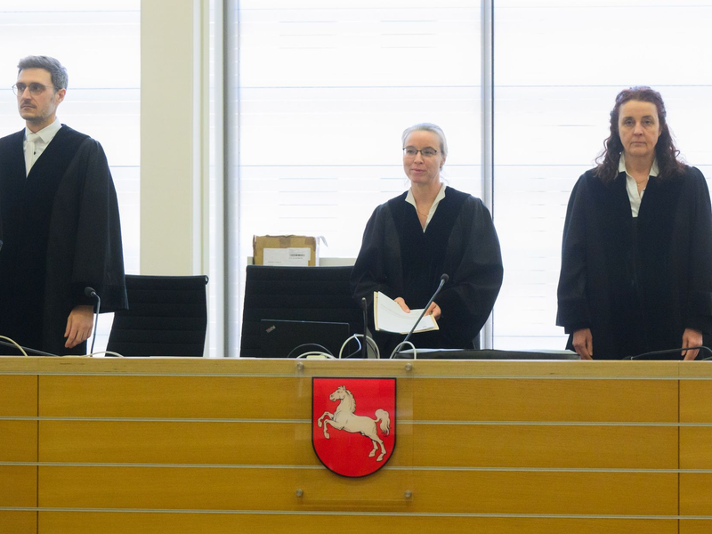 Die vorsitzende Richterin Uta Engemann (M.) mit den Richtern Timo Schmidt (l.) und Anke Hesse (r) zu Prozessbeginn im Gerichtssaal. - Foto: Julian Stratenschulte/dpa