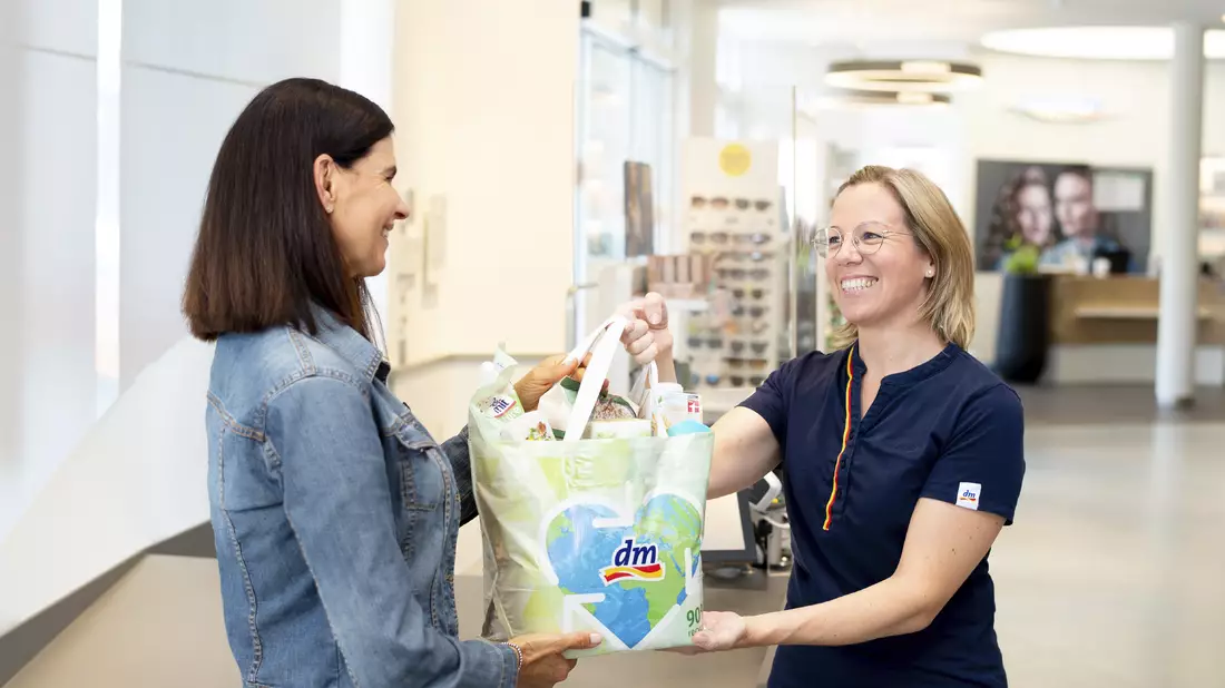 Zusätzliche Services bei dm - Bild: dm/Marco Riebler über pressetext.de