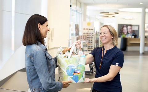 Zusätzliche Services bei dm - Foto: dm/Marco Riebler über pressetext.de