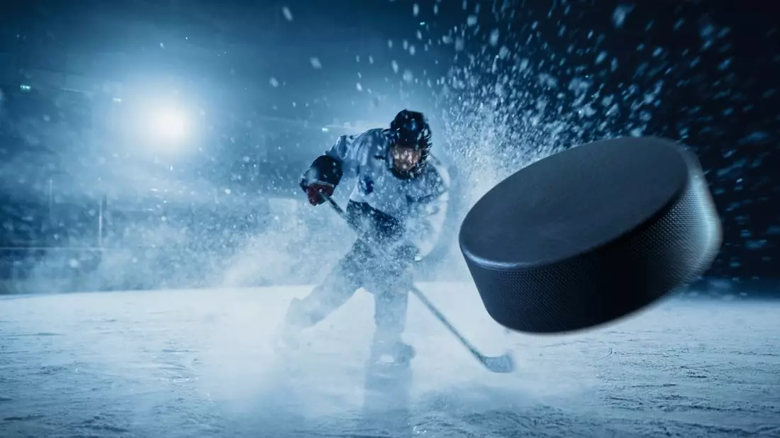New York, New York: Die NHL startet am Sonntag mit spektakulärem Derby auf ProSieben MAXX - Bild: ProSieben MAXX/Adobe Stock/Gorodenkoff, presseportal.de