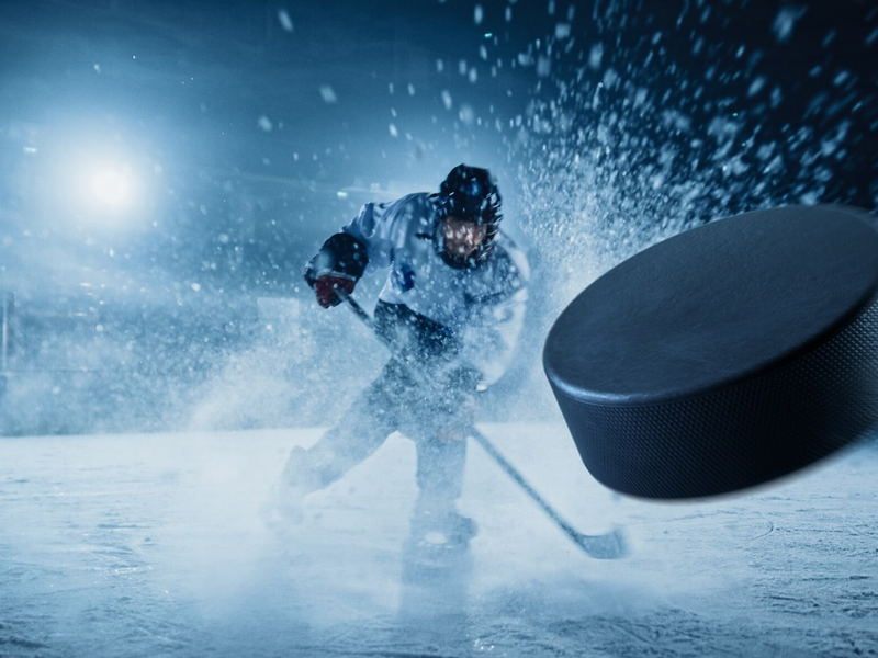 New York, New York: Die NHL startet am Sonntag mit spektakulärem Derby auf ProSieben MAXX - Foto: ProSieben MAXX/Adobe Stock/Gorodenkoff, presseportal.de