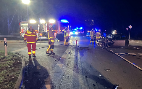 FW Grevenbroich: Drei Verletzte bei Verkehrsunfall in Neurath - Foto: presseportal.de