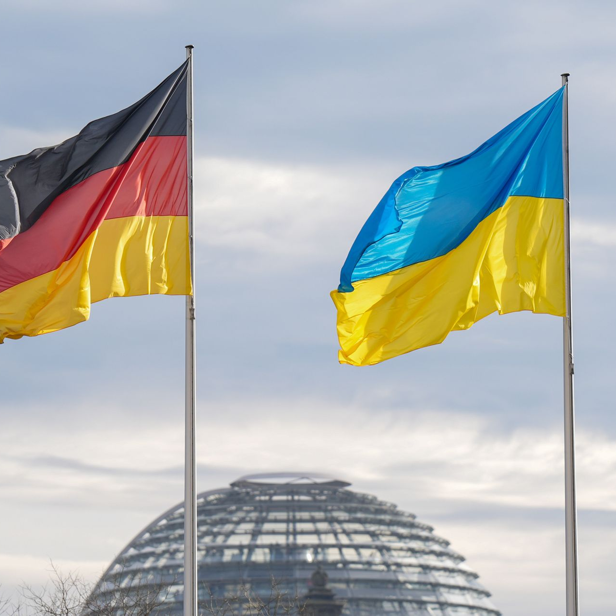 Die Flaggen von Deutschland und der Ukraine wehen vor dem Bundestag. - Foto: Michael Kappeler/dpa
