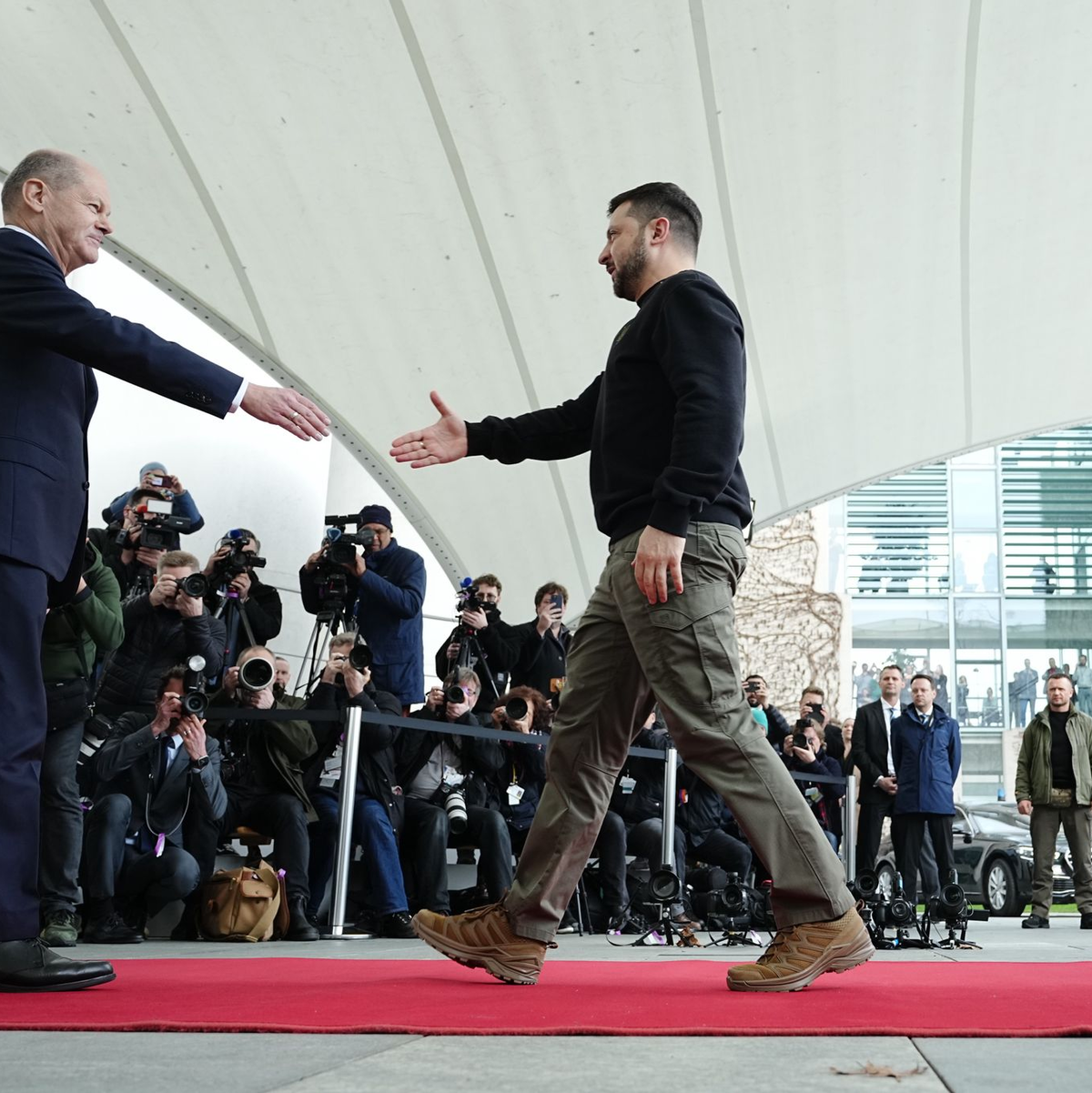 Der ukrainische Präsident Wolodymyr Selenskyj ist in Berlin eingetroffen und wird von Bundeskanzler Olaf Scholz empfangen. - Foto: Kay Nietfeld/dpa