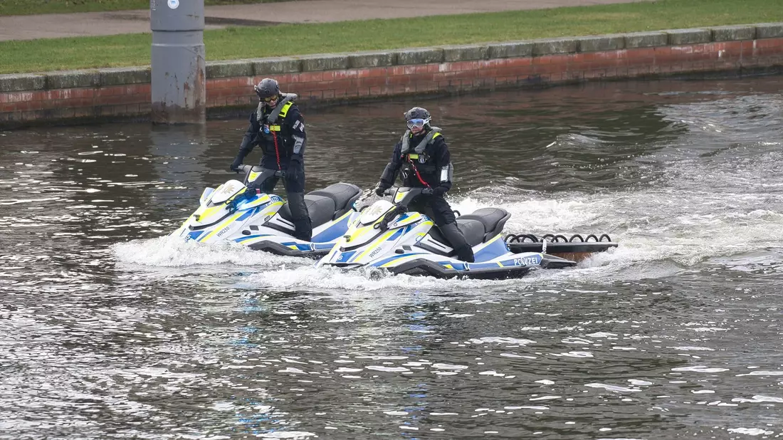 Polizeibeamte sind auf der Spree am Kanzleramt unterwegs. - Bild: Paul Zinken/dpa