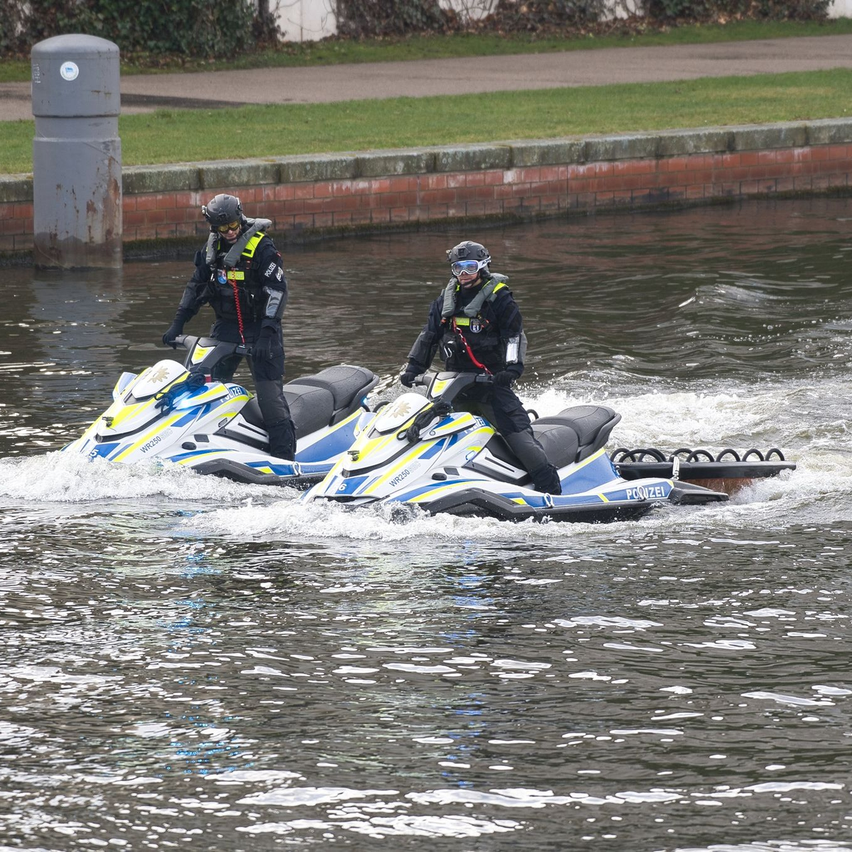 Polizeibeamte sind auf der Spree am Kanzleramt unterwegs. - Foto: Paul Zinken/dpa