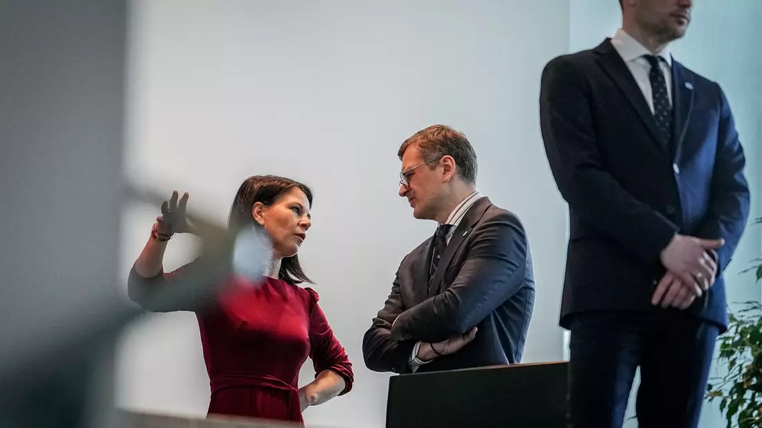 Außenministerin Annalena Baerbock im Gespräch mit ihrem ukrainischen Amtskollegen Dmytro Kuleba. - Bild: Kay Nietfeld/dpa