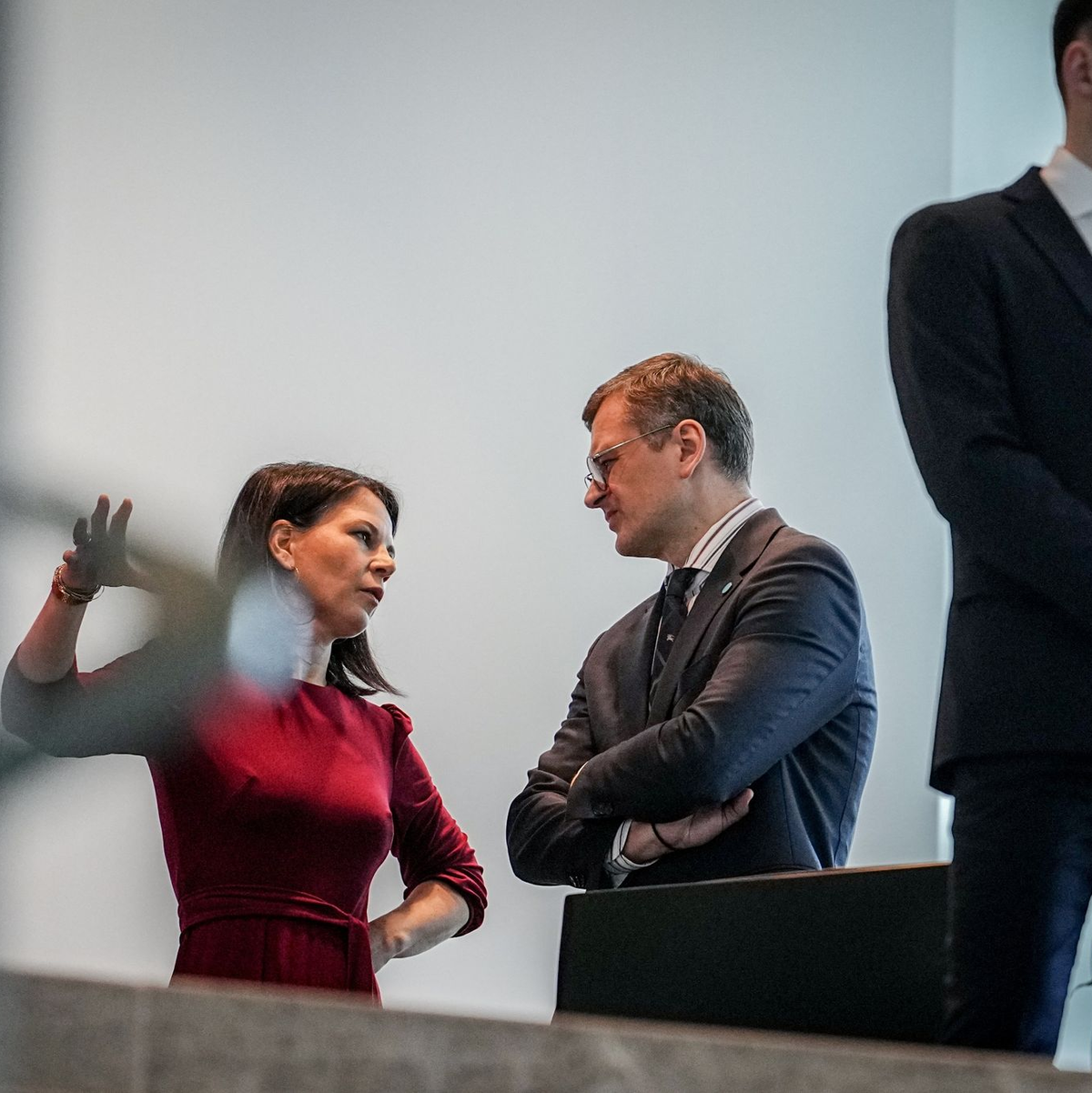 Außenministerin Annalena Baerbock im Gespräch mit ihrem ukrainischen Amtskollegen Dmytro Kuleba. - Foto: Kay Nietfeld/dpa