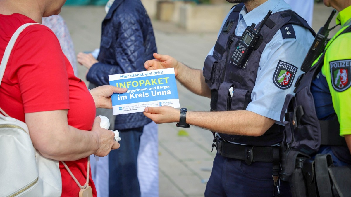 POL-UN: Holzwickede - Senioren helfen Senioren - Infostand klärt über Präventionsmaßnahmen auf - Foto: presseportal.de
