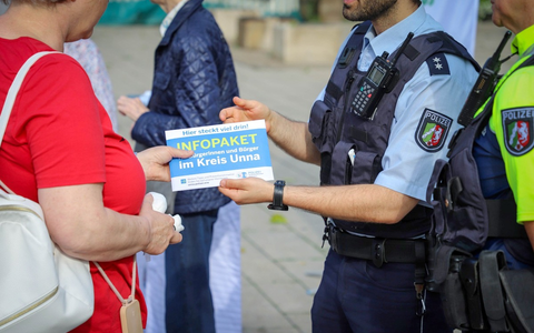 POL-UN: Holzwickede - Senioren helfen Senioren - Infostand klärt über Präventionsmaßnahmen auf - Foto: presseportal.de