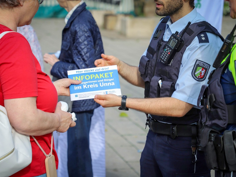 POL-UN: Kamen - Senioren helfen Senioren: Infostand gibt polizeiliche Präventionstipps - Foto: presseportal.de