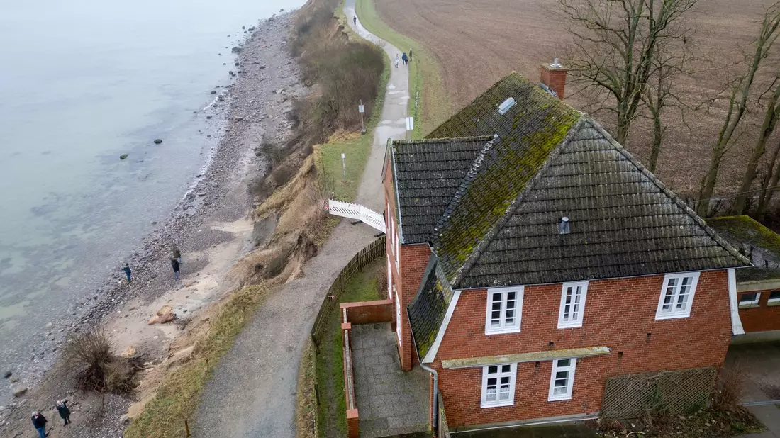 Die Steilküste und das Jugendhaus «Haus Seeblick» der Jugendorganisation «SJD - Die Falken» im Ortsteil Brodten an der Ostsee. - Bild: Marcus Brandt/dpa