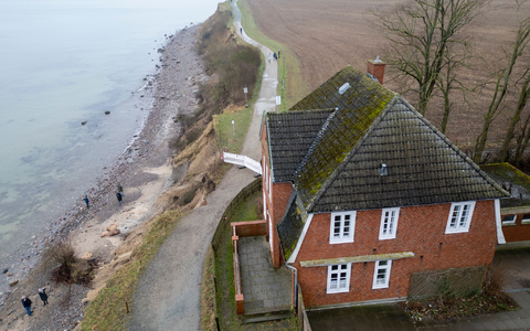 Die Steilküste und das Jugendhaus «Haus Seeblick» der Jugendorganisation «SJD - Die Falken» im Ortsteil Brodten an der Ostsee. - Foto: Marcus Brandt/dpa