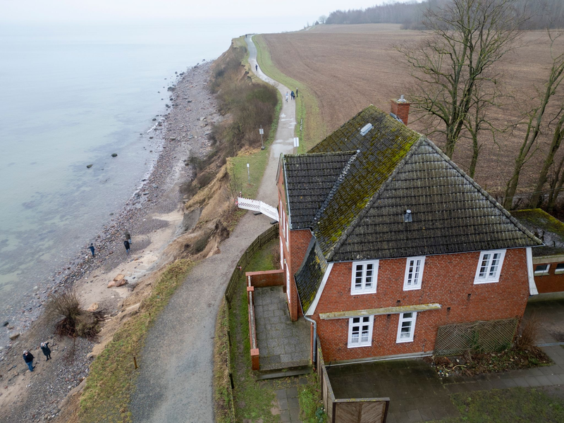 Die Steilküste und das Jugendhaus «Haus Seeblick» der Jugendorganisation «SJD - Die Falken» im Ortsteil Brodten an der Ostsee. - Foto: Marcus Brandt/dpa