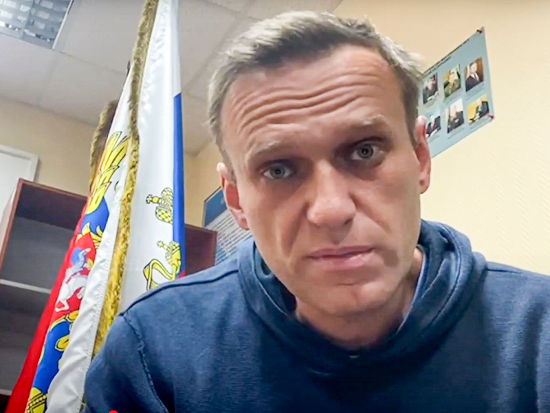Das Videostandbild des Youtube-Kanals «Navalny Life» zeigt den Kremlkritiker Alexej Nawalny im Januar 2021 in einer Polizeistation in Chimki im Moskauer Gebiet. Jetzt ist er tot. - Foto: --/Navalny Life/AP/dpa