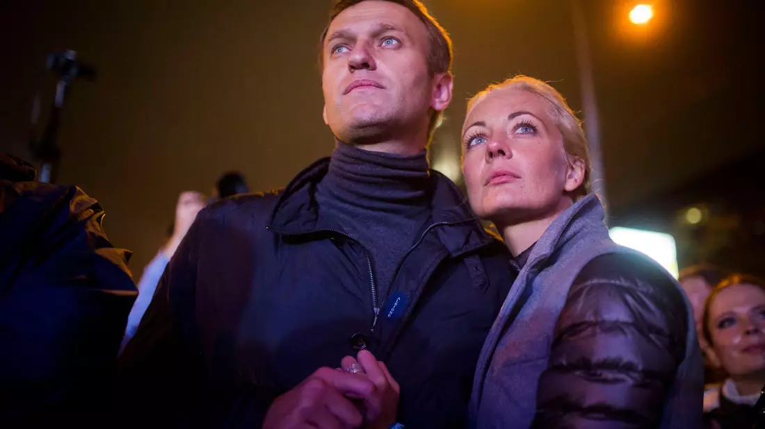 Alexej und Julia Nawalny nach einer Kundgebung im Jahr 2013. - Bild: Evgeny Feldman/AP