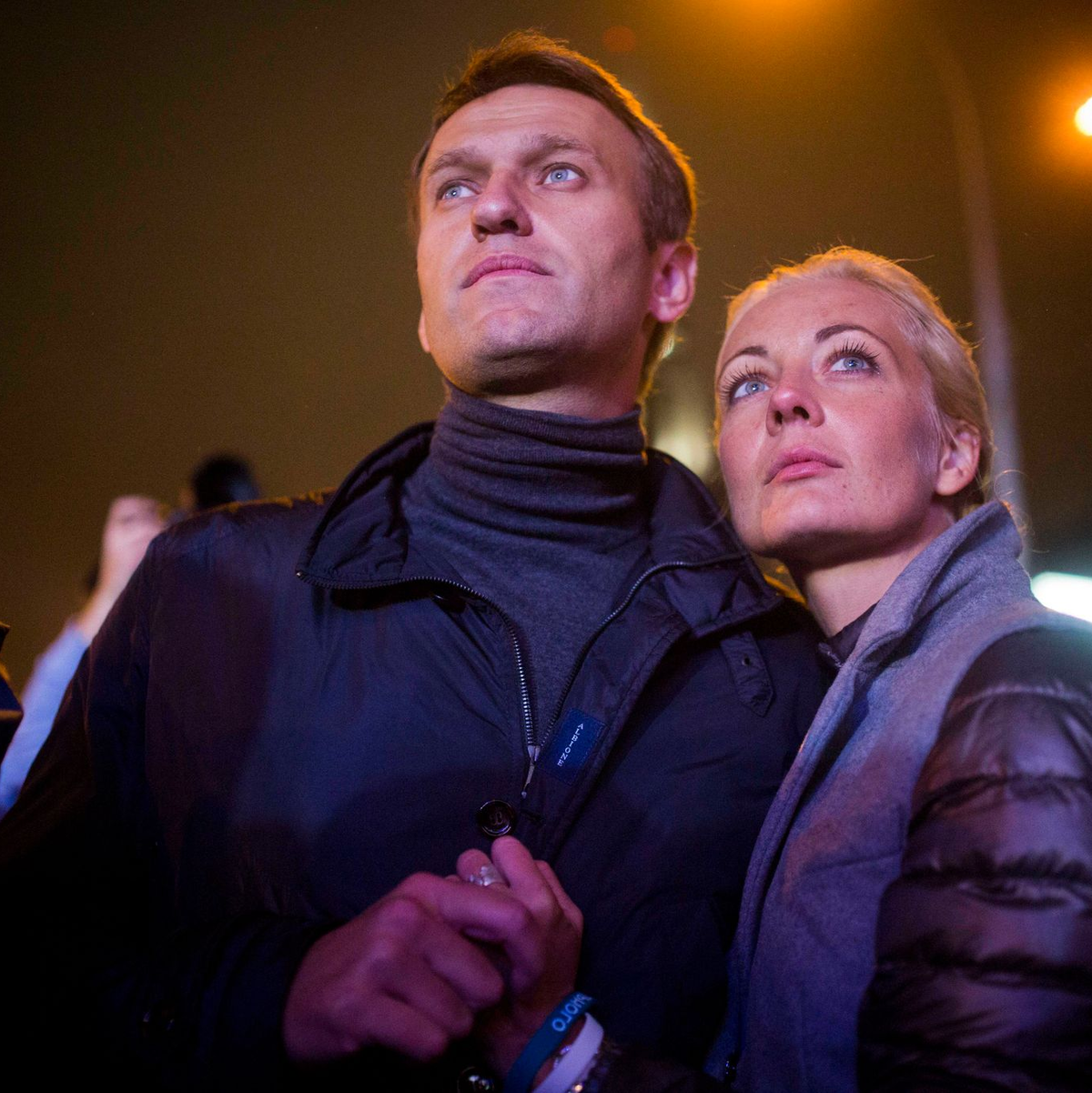 Alexej und Julia Nawalny nach einer Kundgebung im Jahr 2013: Seine Ehefrau hat noch keine Bestätigung über den Tod. - Foto: Evgeny Feldman/AP