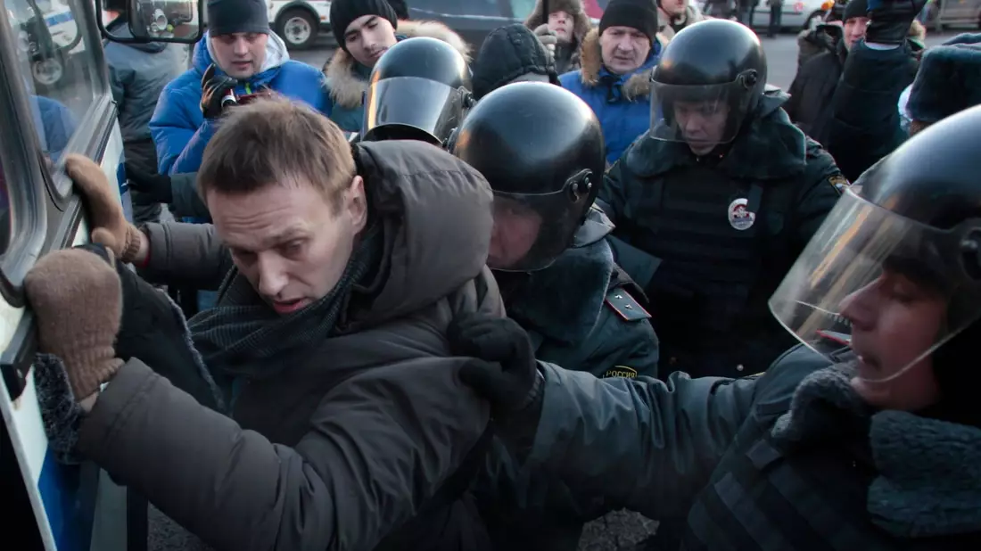 Polizeibeamte nehmen Alexej Nawalny während einer nicht genehmigten Kundgebung auf dem Lubjanka-Platz in Moskau fest. - Bild: Pavel Golovkin/AP