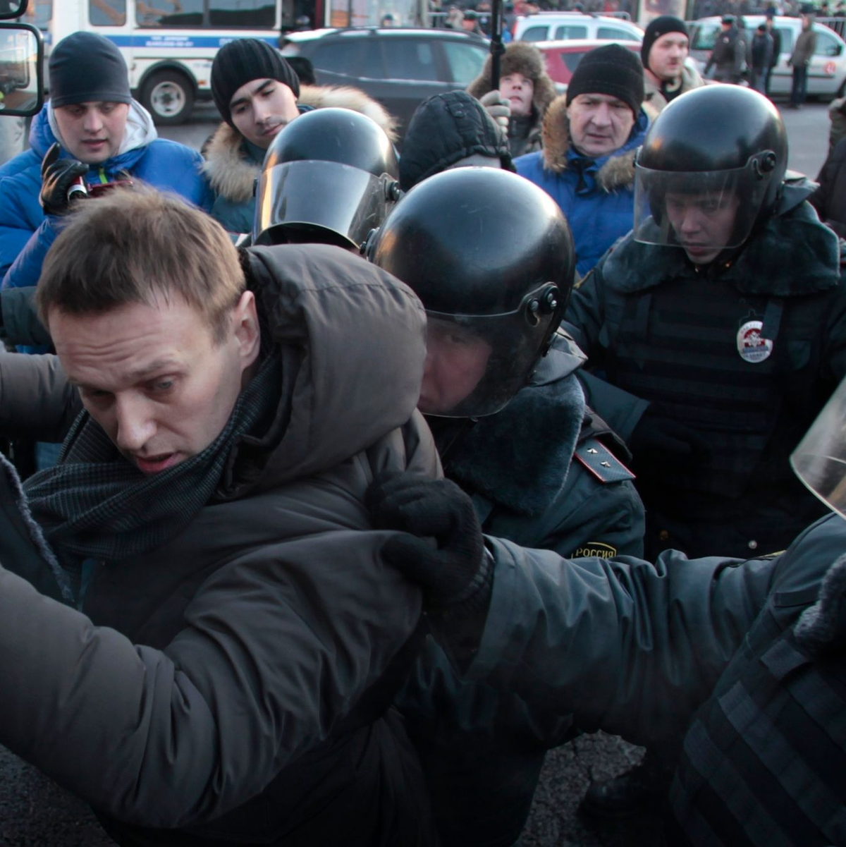 Polizeibeamte nehmen Alexej Nawalny während einer nicht genehmigten Kundgebung auf dem Lubjanka-Platz in Moskau fest. - Foto: Pavel Golovkin/AP