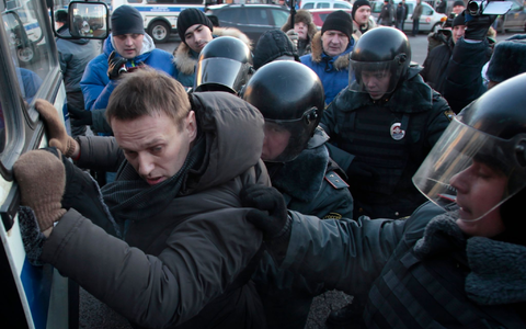 Polizeibeamte nehmen Alexej Nawalny während einer nicht genehmigten Kundgebung auf dem Lubjanka-Platz in Moskau fest. - Foto: Pavel Golovkin/AP