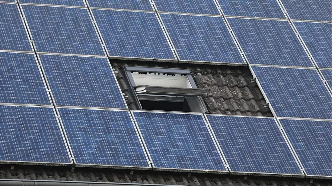Solarzellen auf einem Dach (Archiv) - Bild: über dts Nachrichtenagentur
