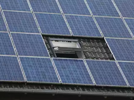 Solarzellen auf einem Dach (Archiv) - Foto: über dts Nachrichtenagentur