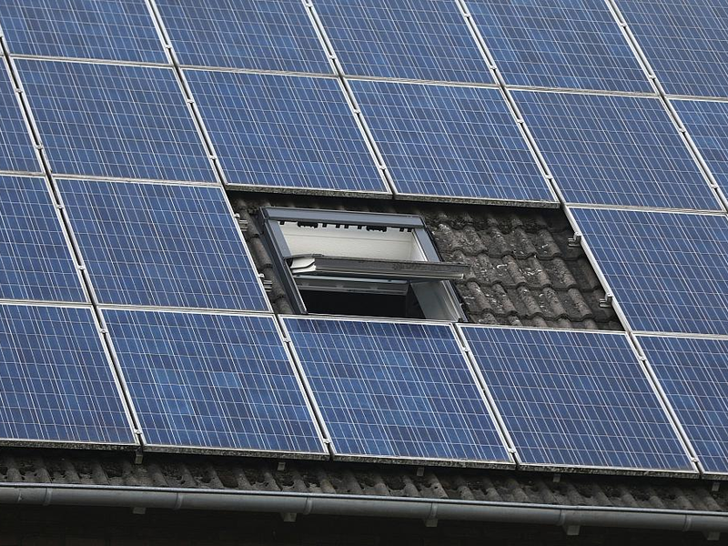 Solarzellen auf einem Dach (Archiv) - Foto: über dts Nachrichtenagentur