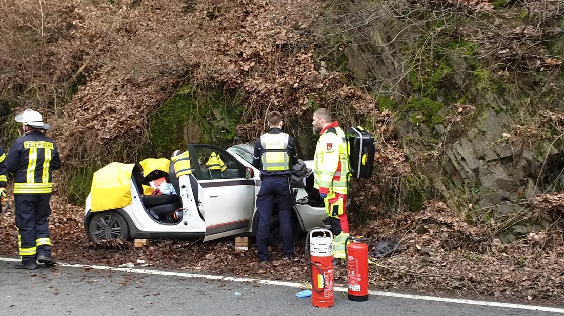 FW Schalksmühle: Verkehrsunfall auf der Volmestraße - technische Rettung durch Feuerwehr - Bild: presseportal.de