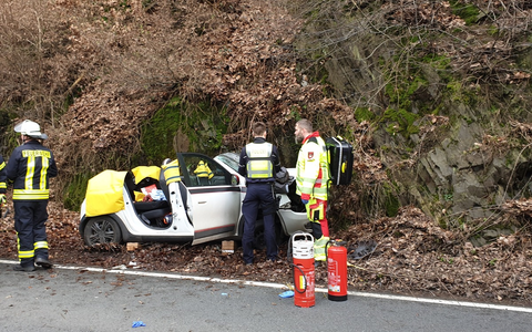 FW Schalksmühle: Verkehrsunfall auf der Volmestraße - technische Rettung durch Feuerwehr - Foto: presseportal.de