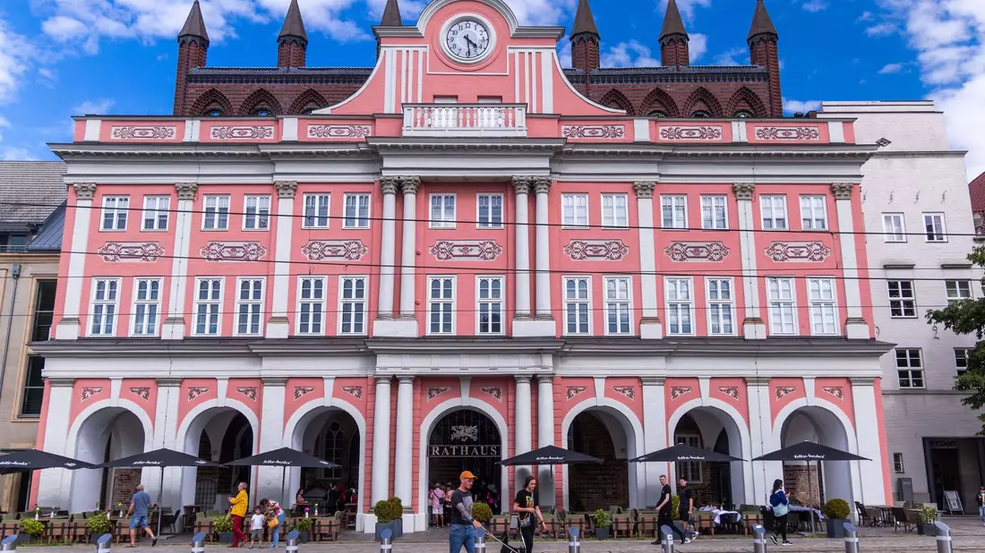 Das historische Rathaus von Rostock mit dem Sitzungssaal der Bürgerschaft und Büros der Oberbürgermeisterin. - Bild: Jens Büttner/dpa