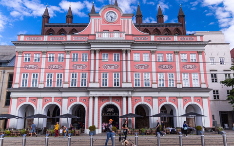 Das historische Rathaus von Rostock mit dem Sitzungssaal der Bürgerschaft und Büros der Oberbürgermeisterin. - Foto: Jens Büttner/dpa