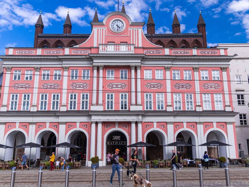 Das historische Rathaus von Rostock mit dem Sitzungssaal der Bürgerschaft und Büros der Oberbürgermeisterin. - Foto: Jens Büttner/dpa