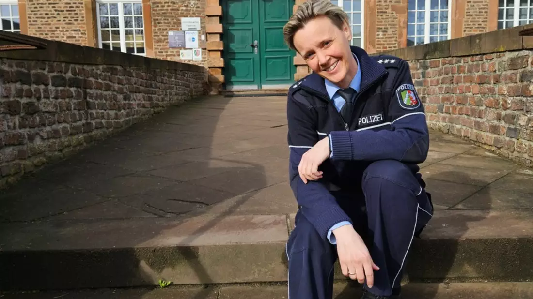 POL-DN: Ein neues Kapitel - Polizeihauptkommissarin Sabrina Zilgens startet als Bezirksdienstbeamtin in Niederzier - Bild: presseportal.de