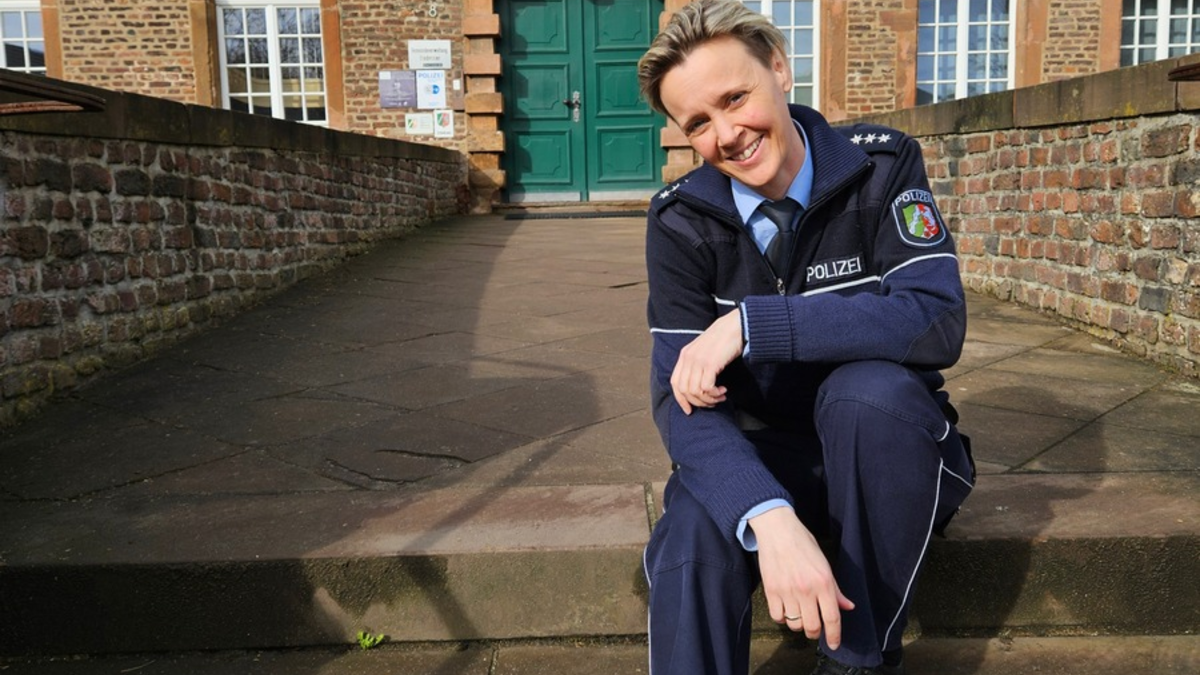 POL-DN: Ein neues Kapitel - Polizeihauptkommissarin Sabrina Zilgens startet als Bezirksdienstbeamtin in Niederzier - Foto: presseportal.de