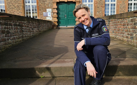 POL-DN: Ein neues Kapitel - Polizeihauptkommissarin Sabrina Zilgens startet als Bezirksdienstbeamtin in Niederzier - Foto: presseportal.de