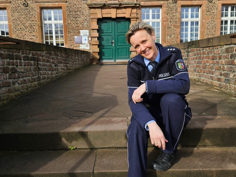 POL-DN: Ein neues Kapitel - Polizeihauptkommissarin Sabrina Zilgens startet als Bezirksdienstbeamtin in Niederzier - Foto: presseportal.de